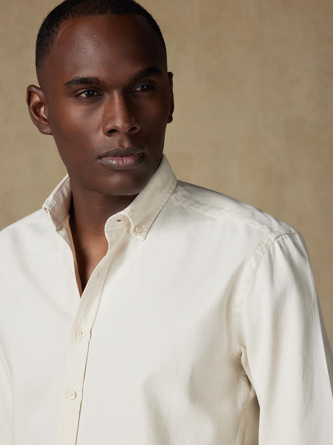 Chemise cintrée Gustav en denim écrue- Col Boutonné