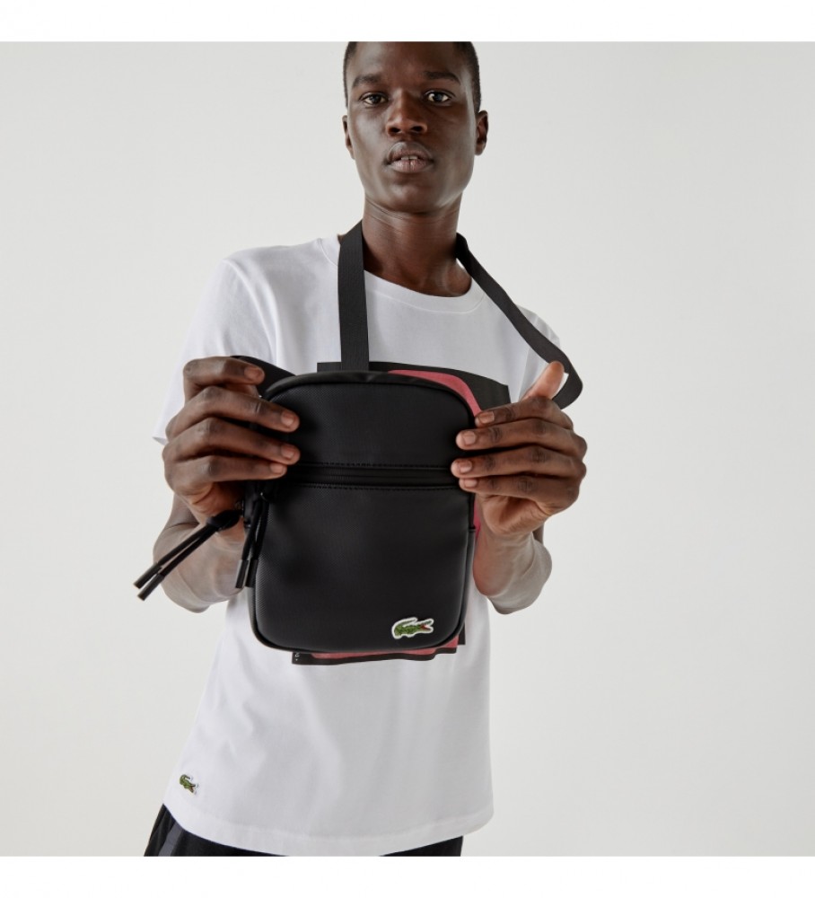 Bolsa transversal Lacoste Flat, preta - 15,2 x 20,3 x 2,5 cm -