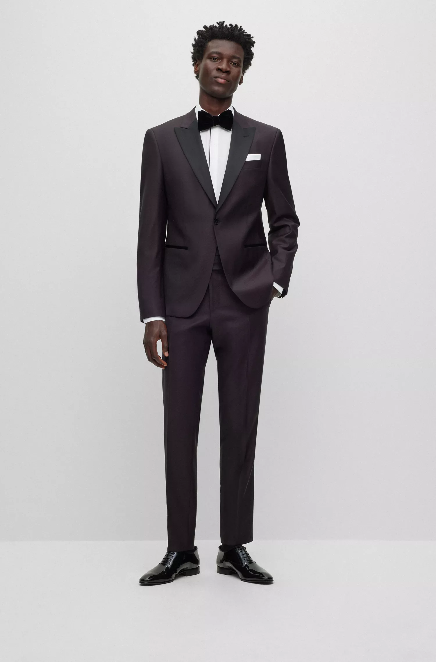 Terno BOSS preto slim-fit em lã elástica com microestampa.