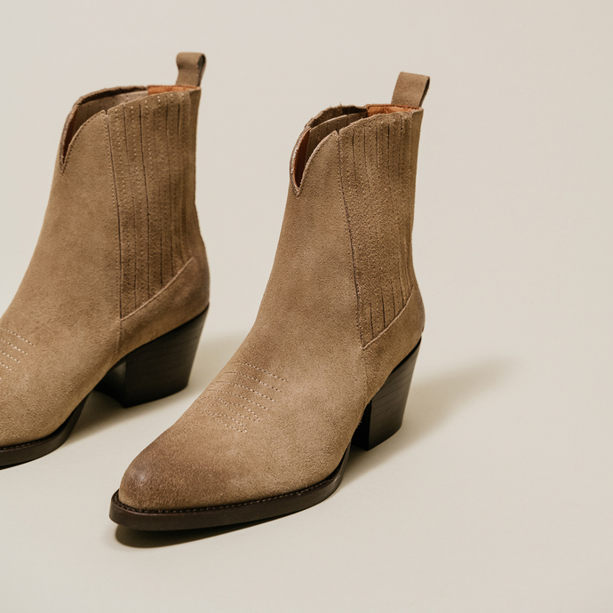 Boots pointus à talons et surpiqûres  en croute taupe