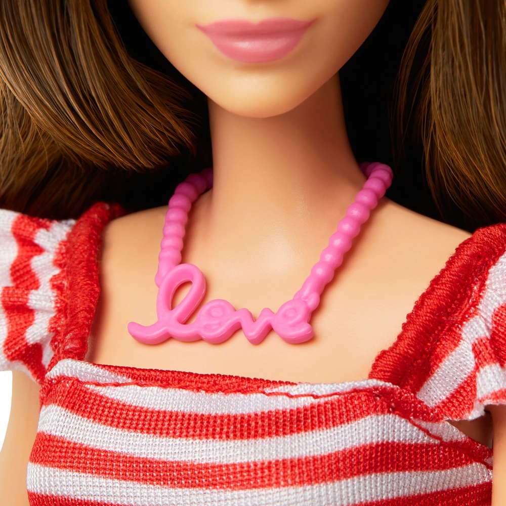 Barbie Pink Passport Paris Puppe mit Zubehör