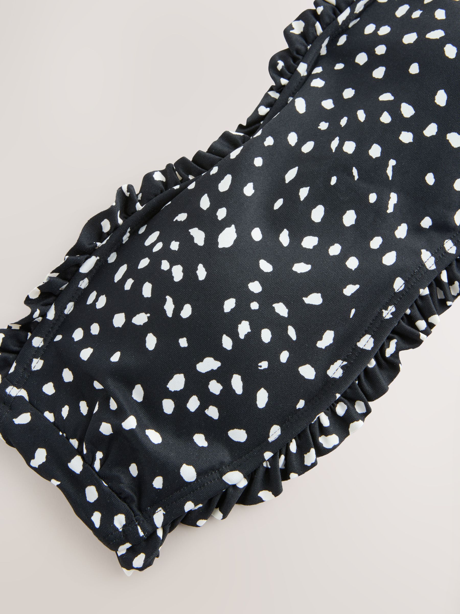Zwart-wit met stippen - Bandeau bikinitop met ruches