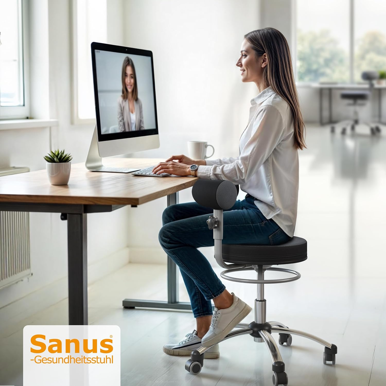 Sanus®-Gesundheitsstuhl | Rollhocker mit 360° Lehne, höhenverstellbarer Lehne, Sitzhöhe (42-51 cm), Stoffbezug rot/schwarz, Rollstopp-Rollen. Ergonomischer Bürostuhl, Erzieherstuhl