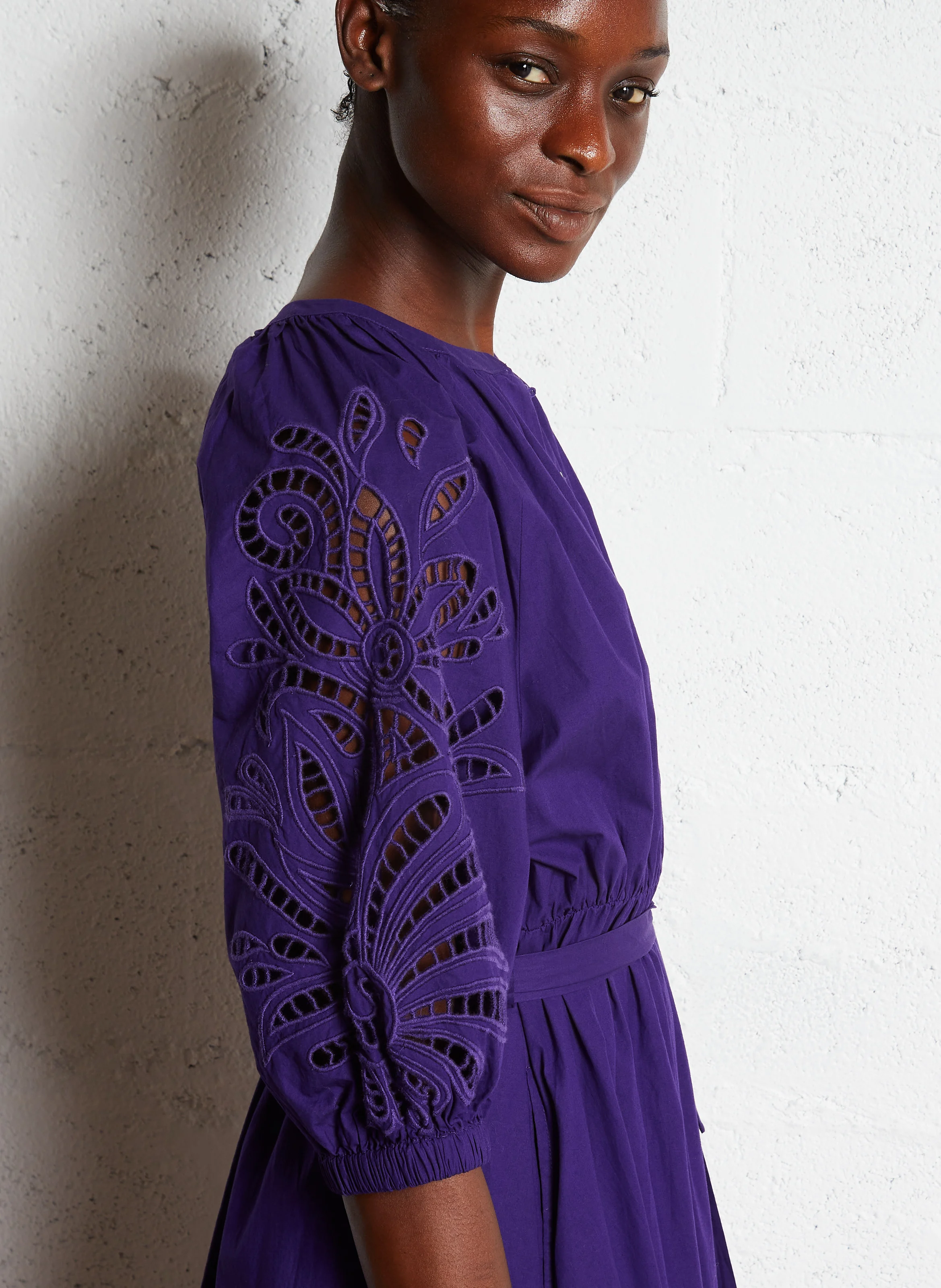 MICHA - Robe longue cintrée à broderies en coton | Violet