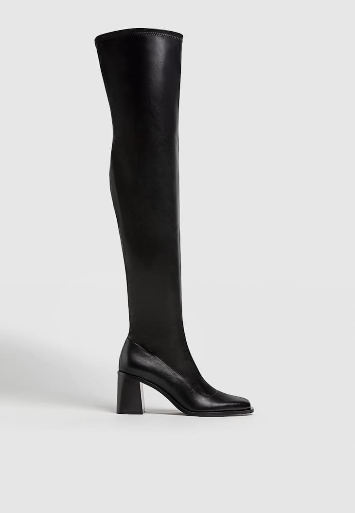 Botas de salto alto acima do joelho