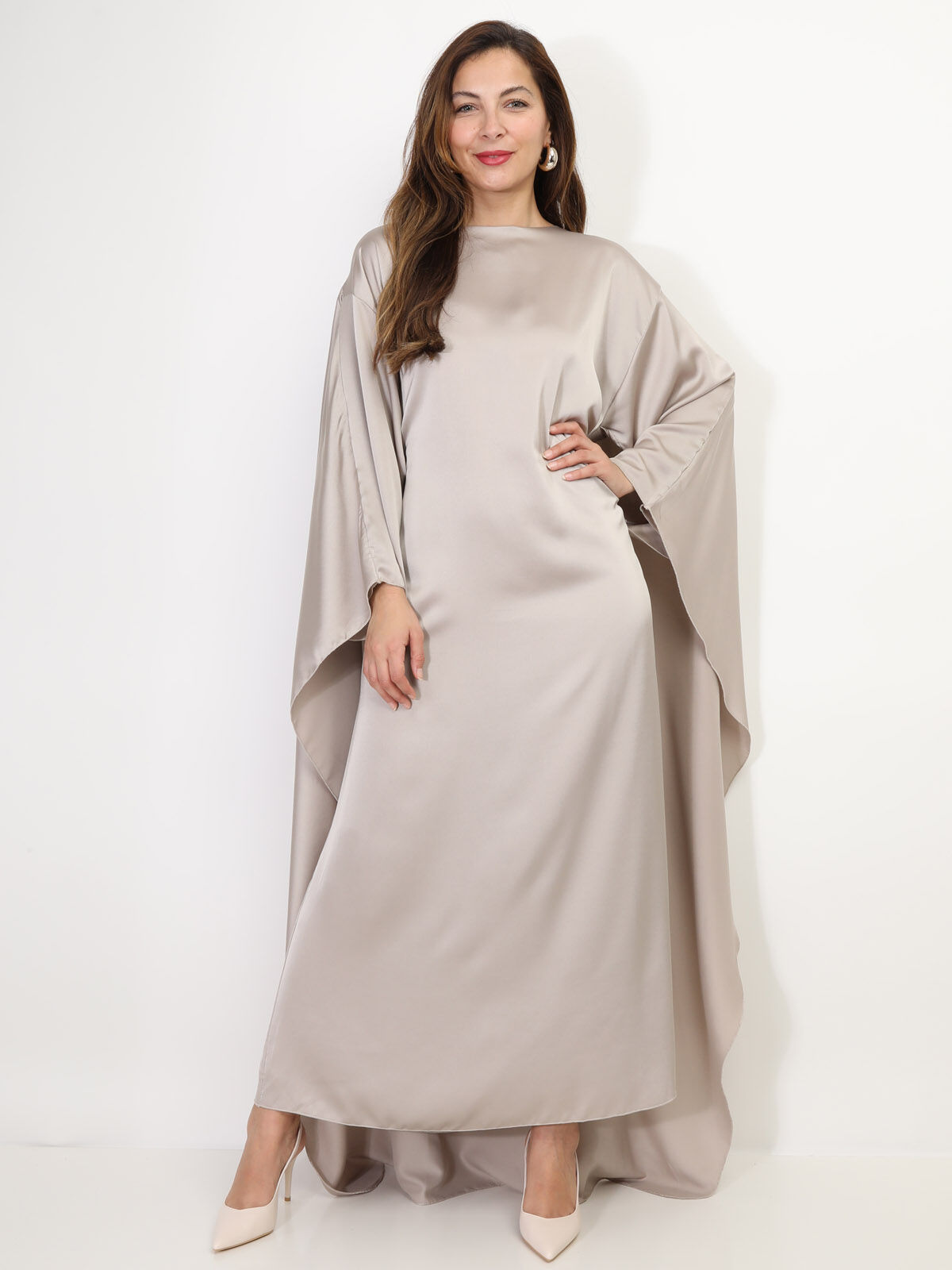 Robe cape satinée et ceinturée- Beige