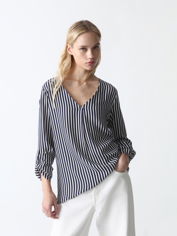 Camisa com decote em V - Listras