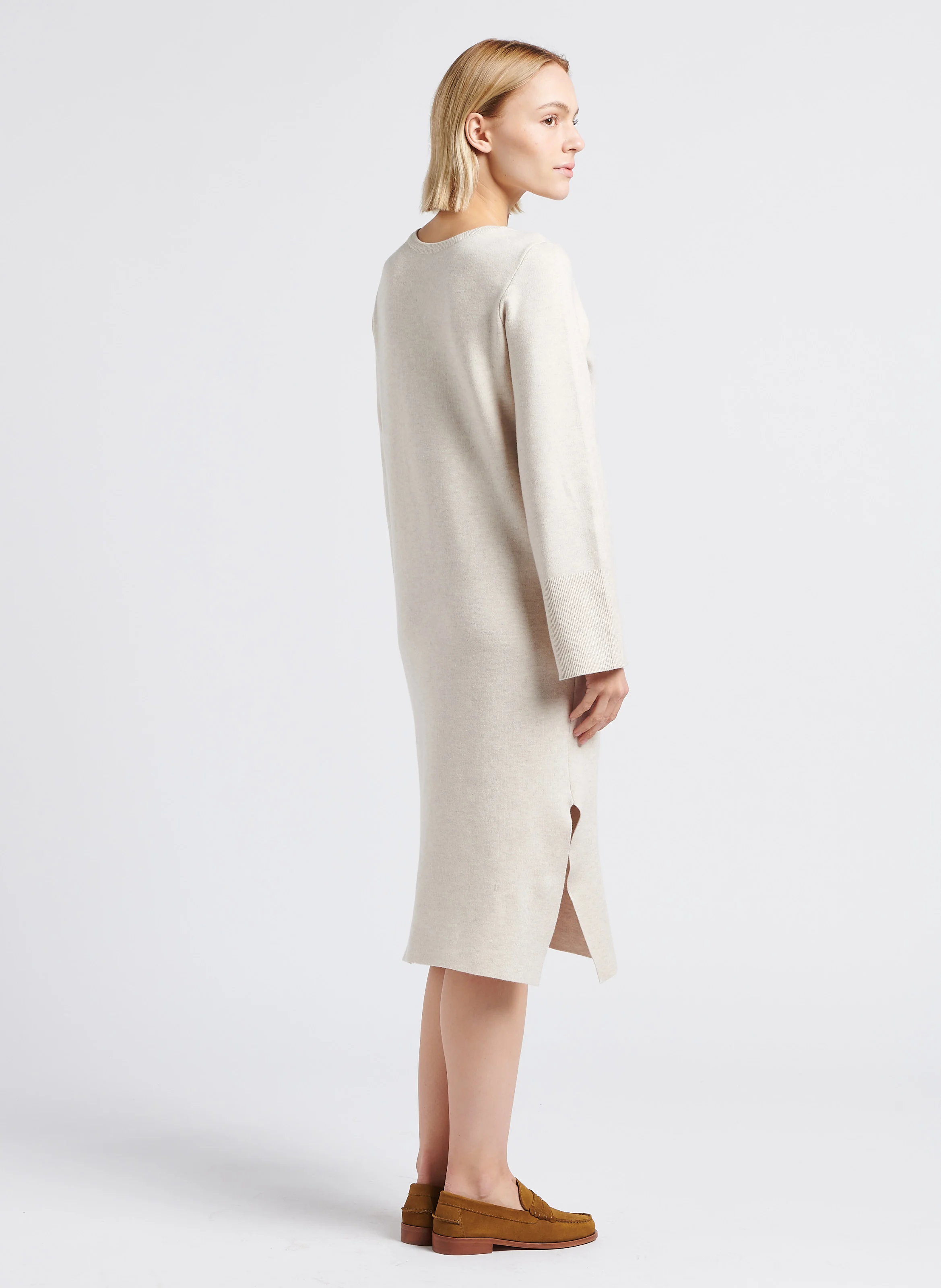 OLINJA - Robe pull longue droite à col V | Beige