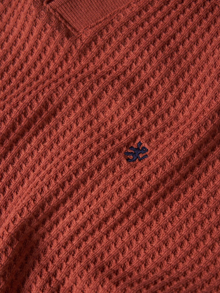 Polo de malha em algodão com textura waffle