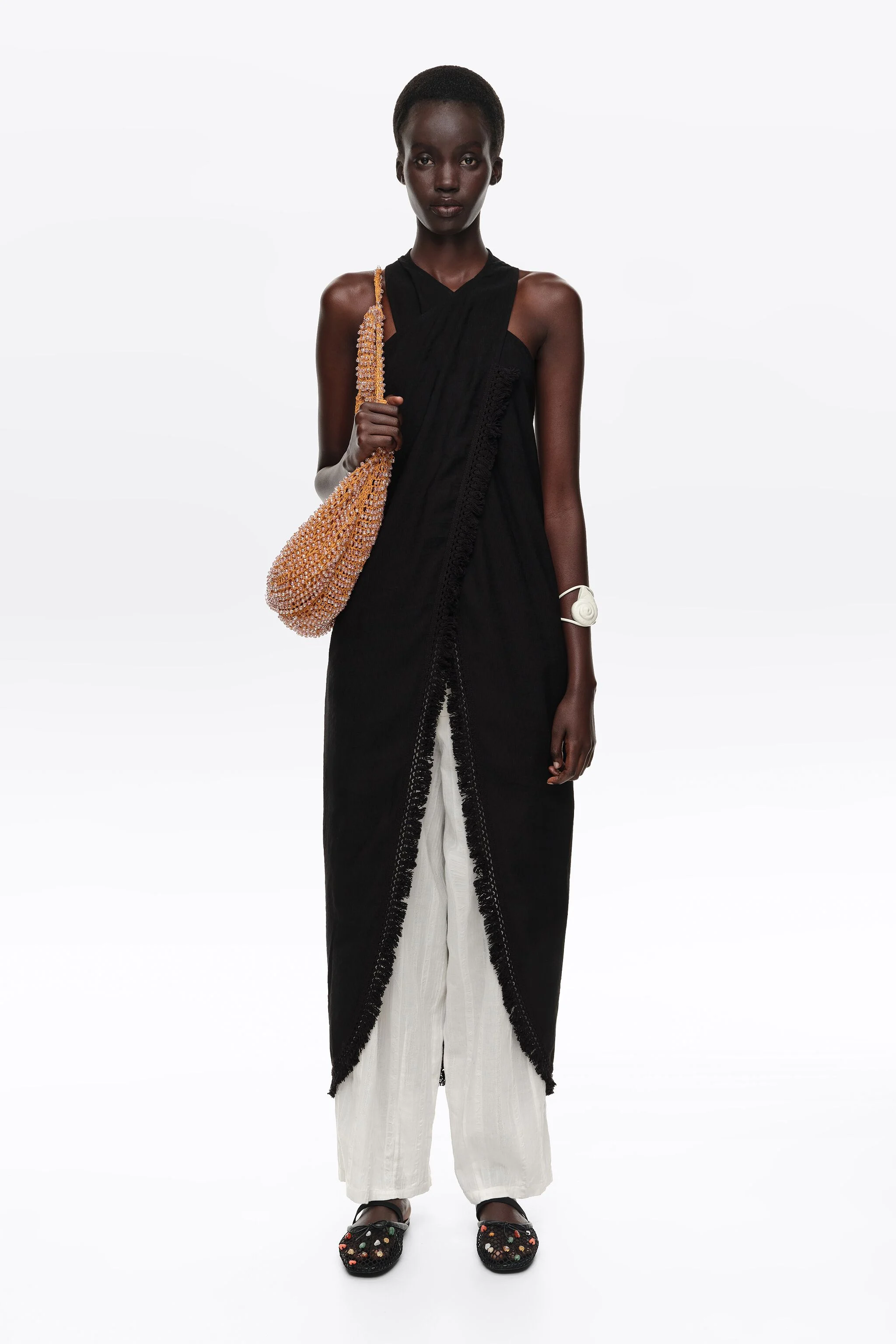 Vestido midi preto com franjas e amarração
