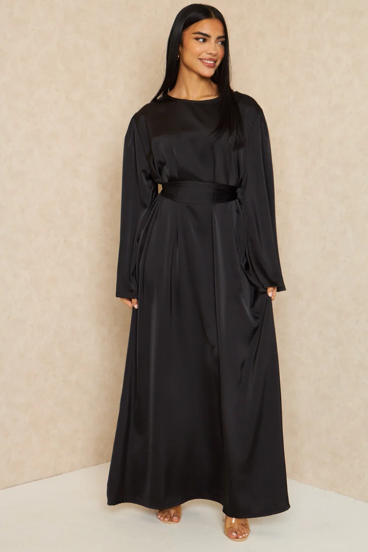 Robe ample ceinturée et satinée noire