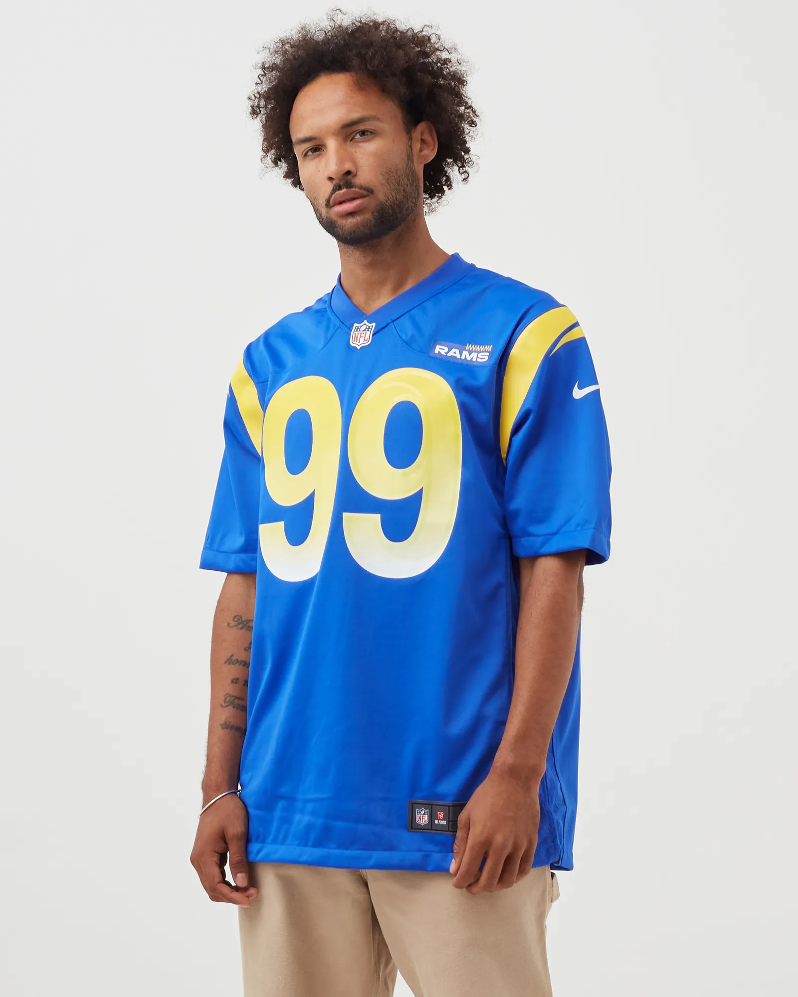 Camisa oficial Nike NFL Los Angeles Rams Aaron Donald 99 para jogos em casa