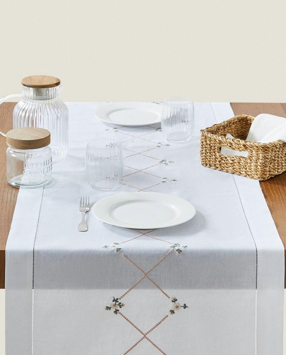 CAMINHO DE MESA COM FLORES BORDADAS