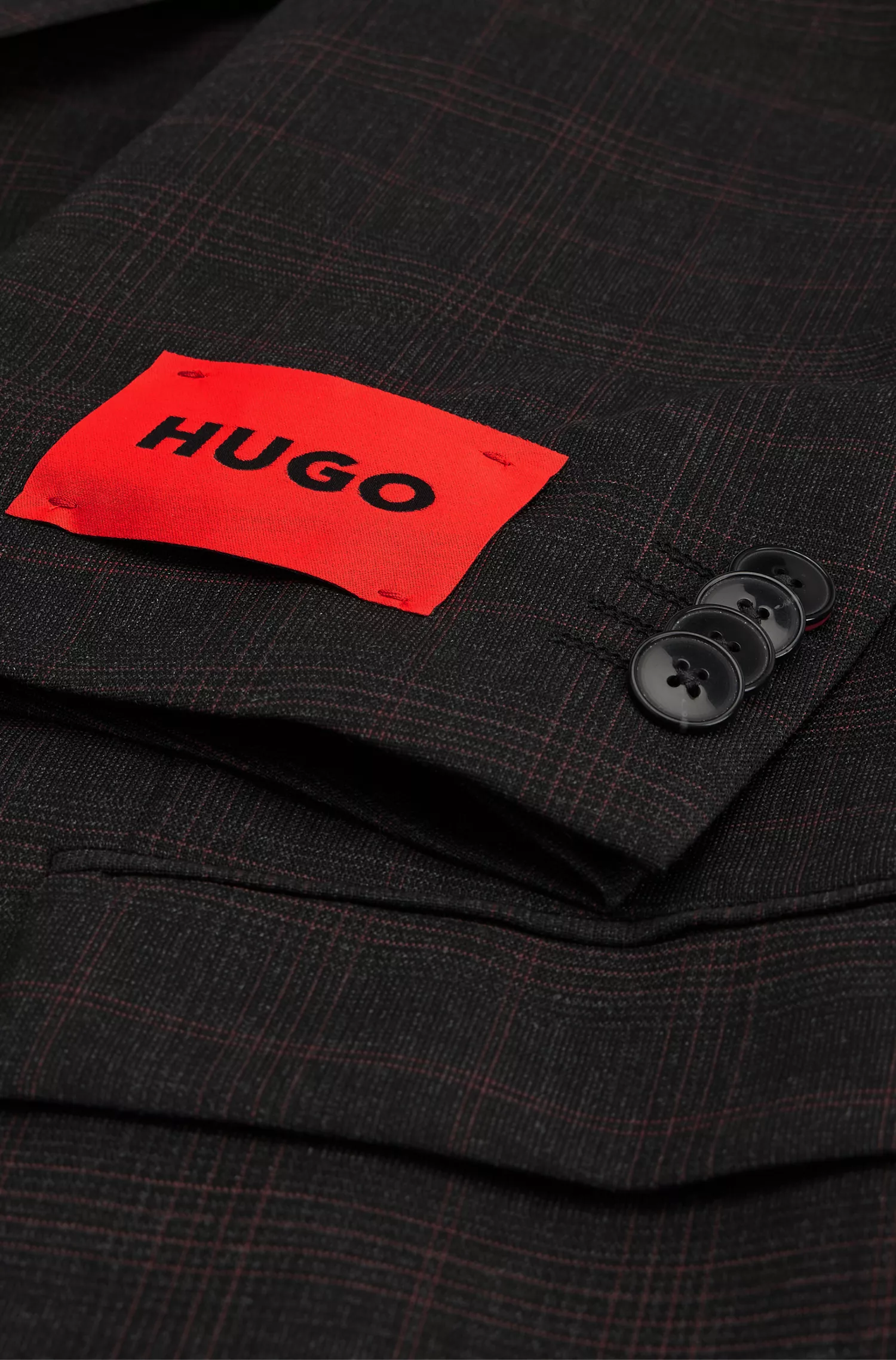 Terno HUGO vermelho de três peças, corte slim, em mistura de lã xadrez.