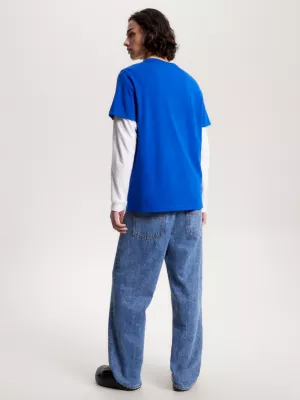 Camiseta com gola redonda e logo