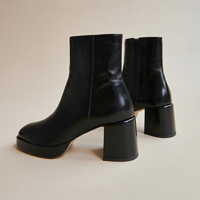 Bottines à bouts carrés  en cuir vieilli noir