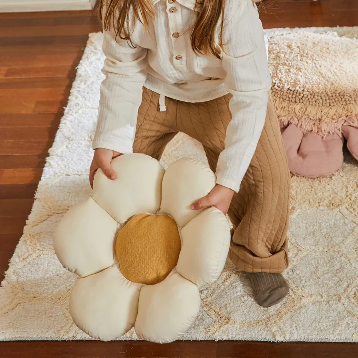 Lorena Canals - Little Daisy Kissen, Ø 35 cm, dark honey / blue sage / natural