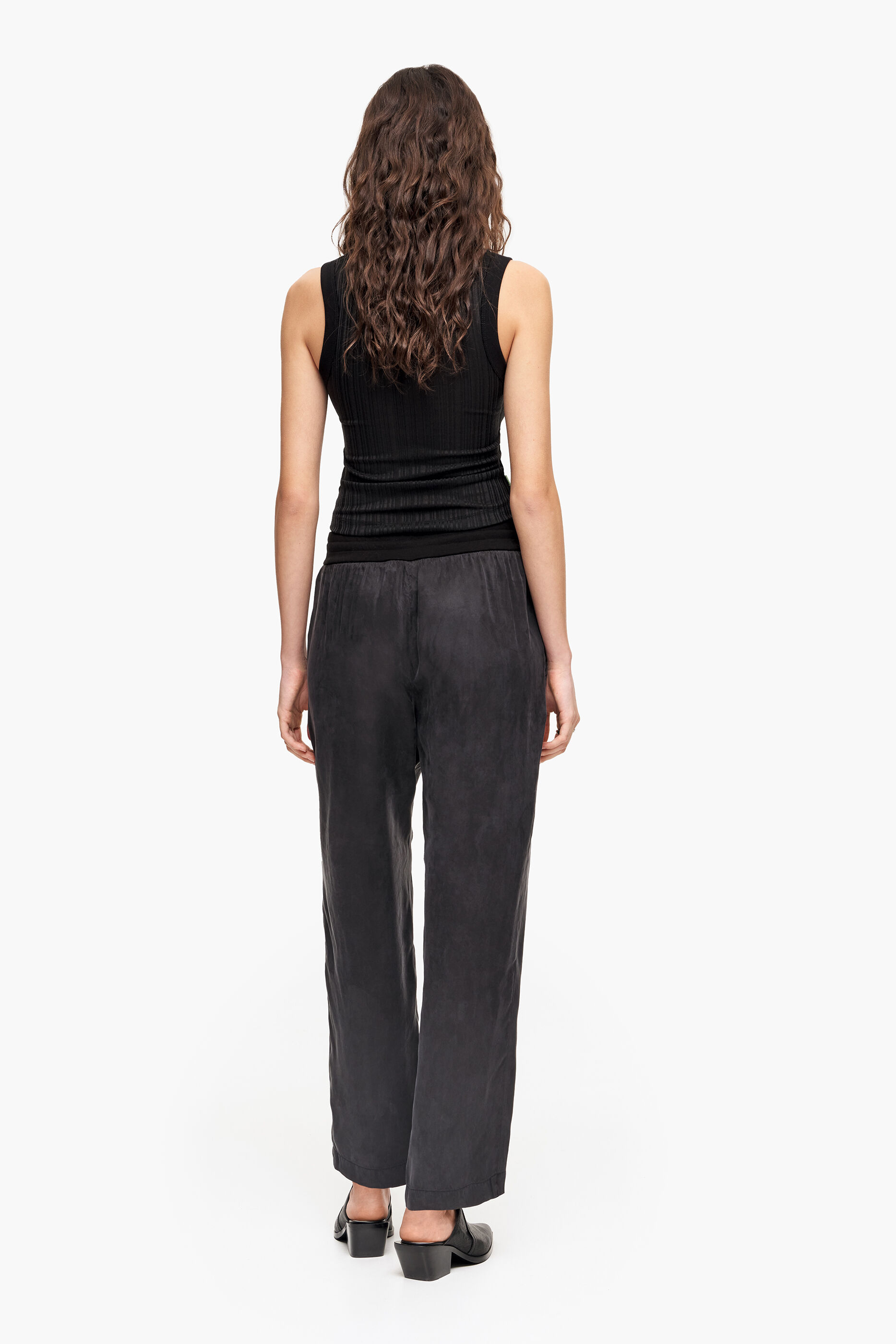 Calça jogger preta de cupro