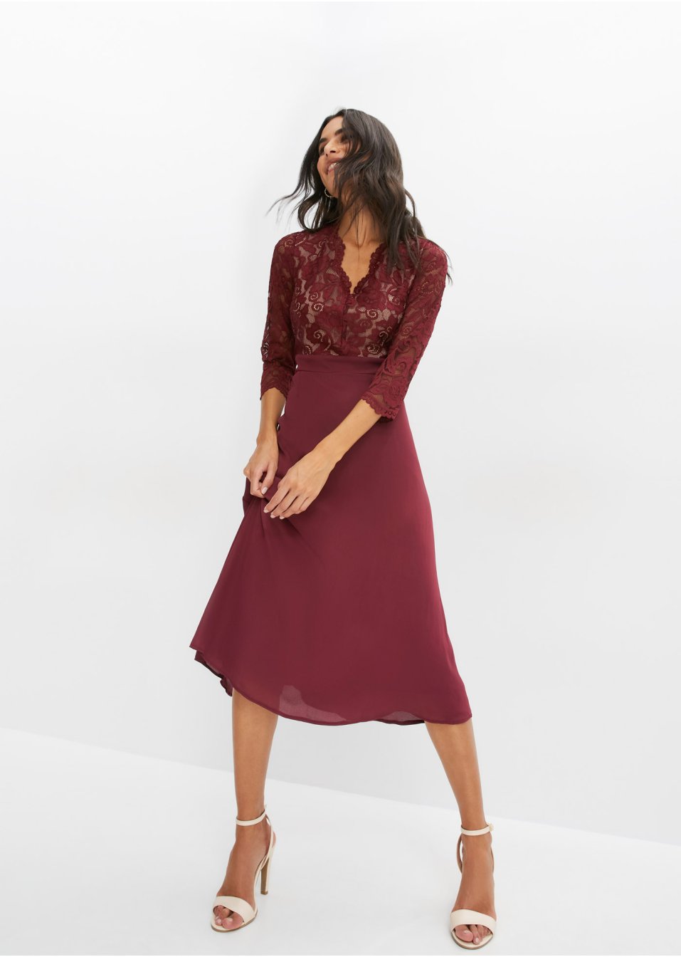 Robe midi en mousseline avec dentelle