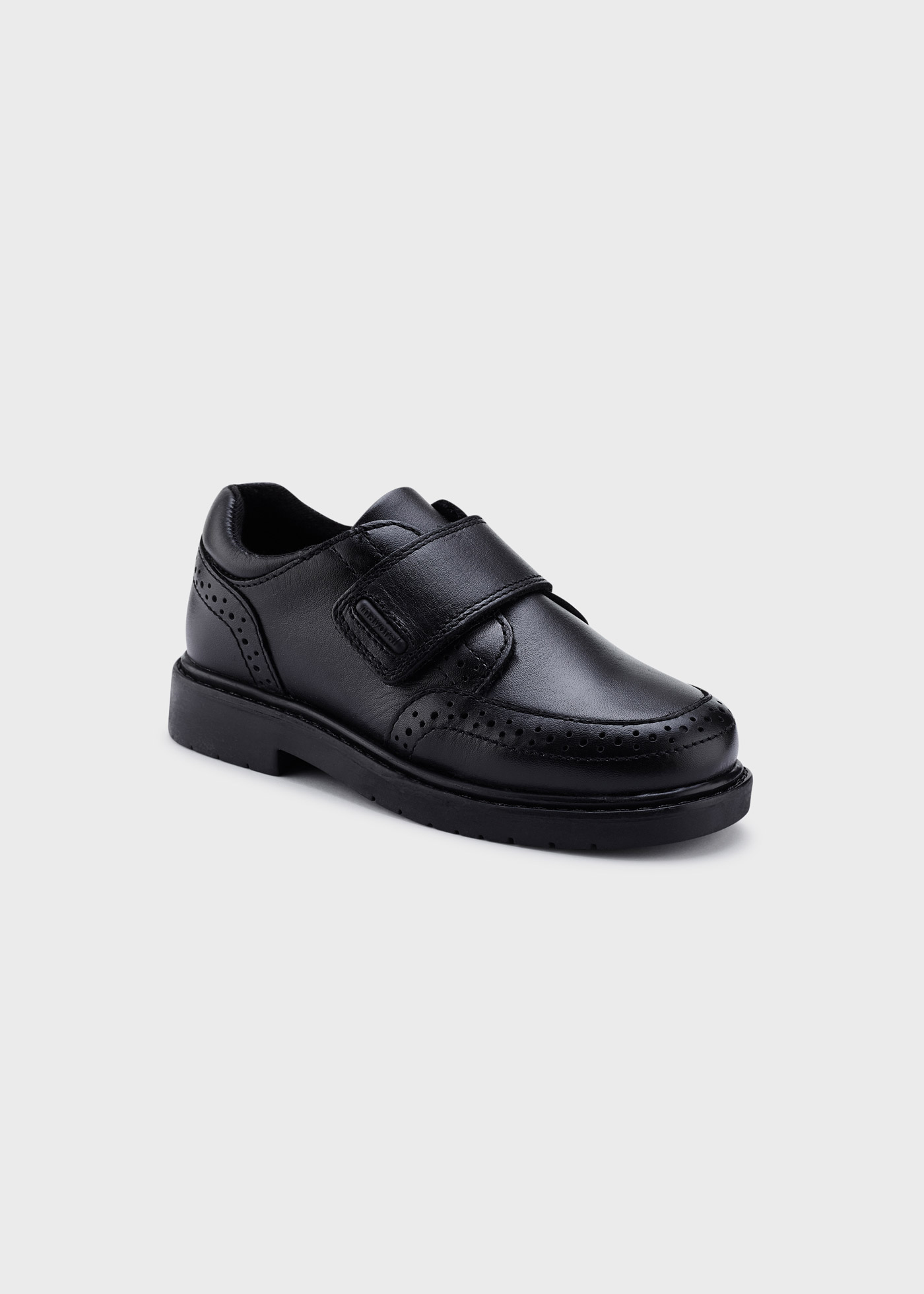 Sapato escolar com fecho de velcro