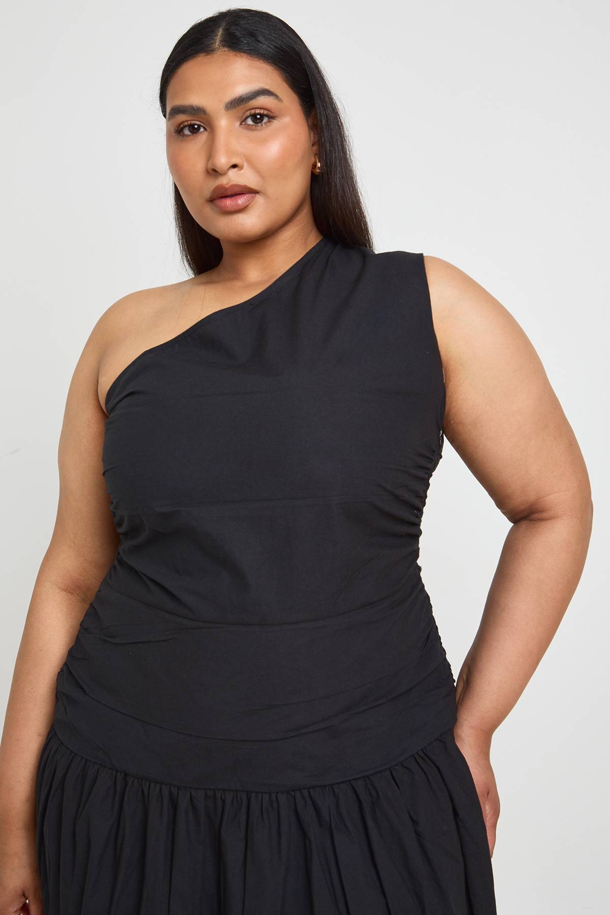 boohoo Robe Midaxi À Une Épaule Froncée En Popeline De Coton Grande Taille