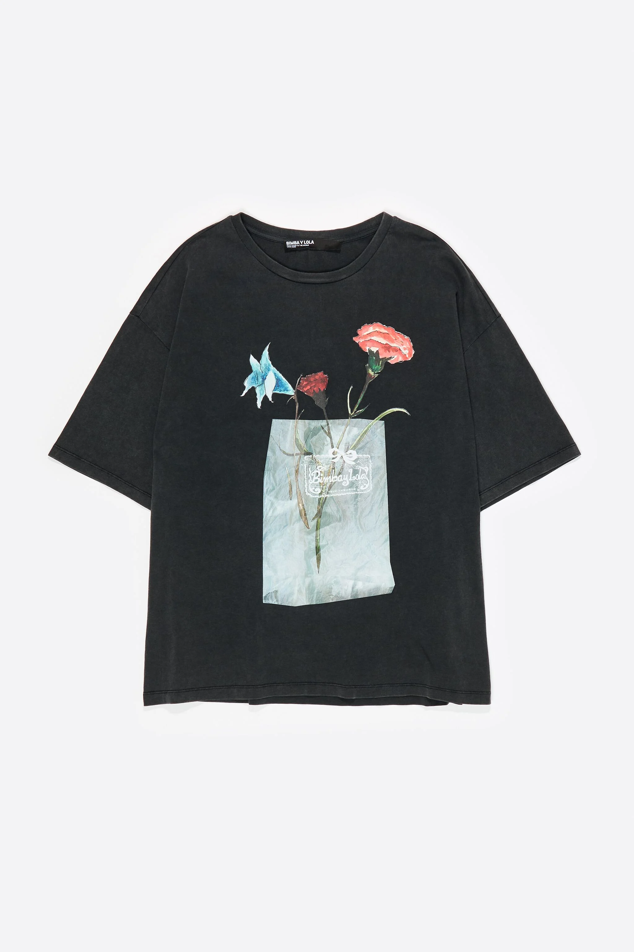 Camiseta preta desbotada com estampa floral