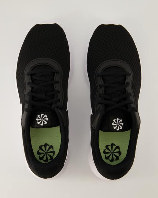 Nike Tanjun Sneaker in Schwarz
