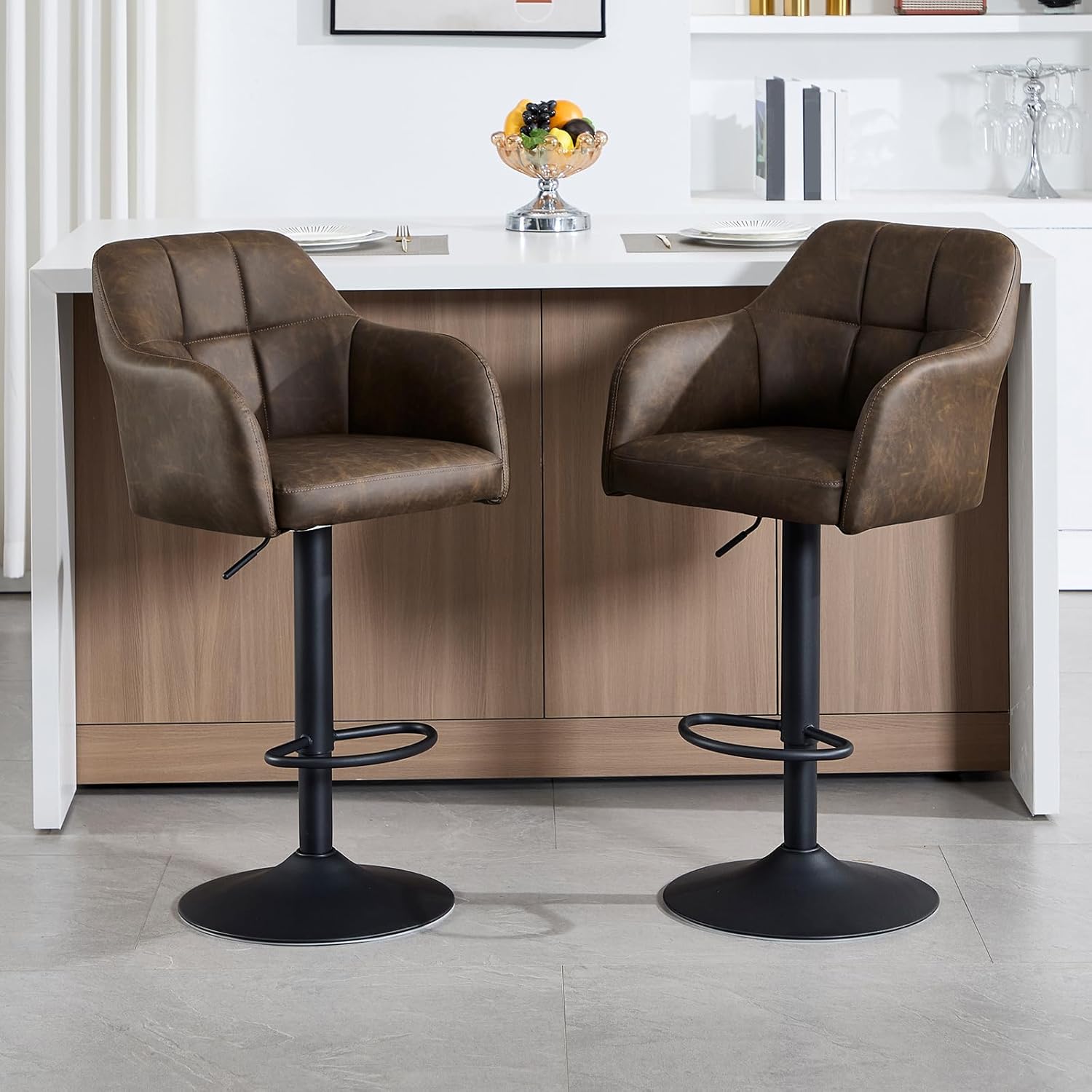 Moderner Leder Barhocker 2er Set höhenverstellbar Barstuhl Gepolsterte Küchenhocker mit Armlehnen Metallgestell Esshocker Fußstütze Stilvolle Thekenhocker für Kücheninsel Esszimmer, Braun BP6062488