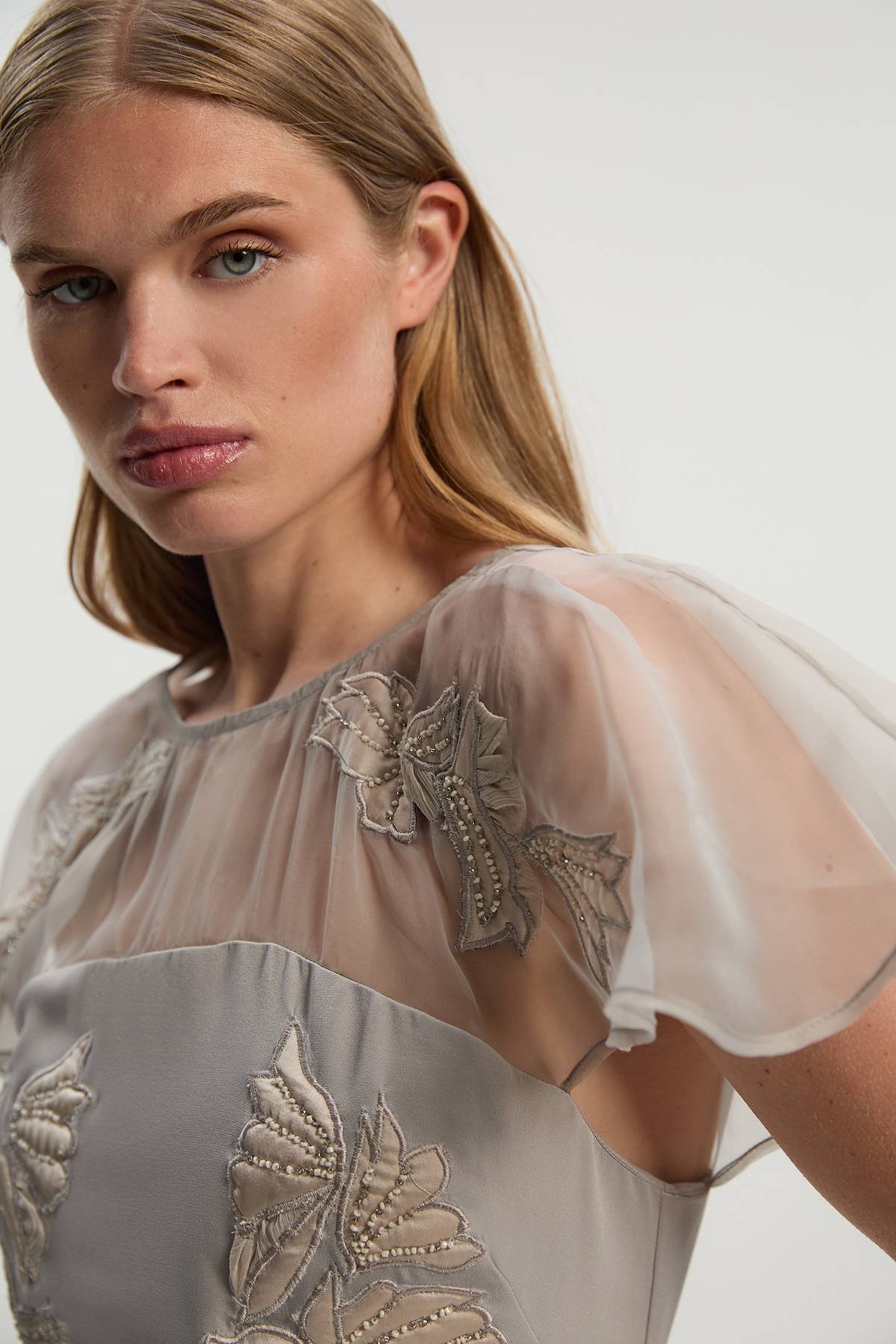 KarenMillen Robe Longue Tissée à Manches Évasées en Organdi Matelassé avec Appliqués Tall