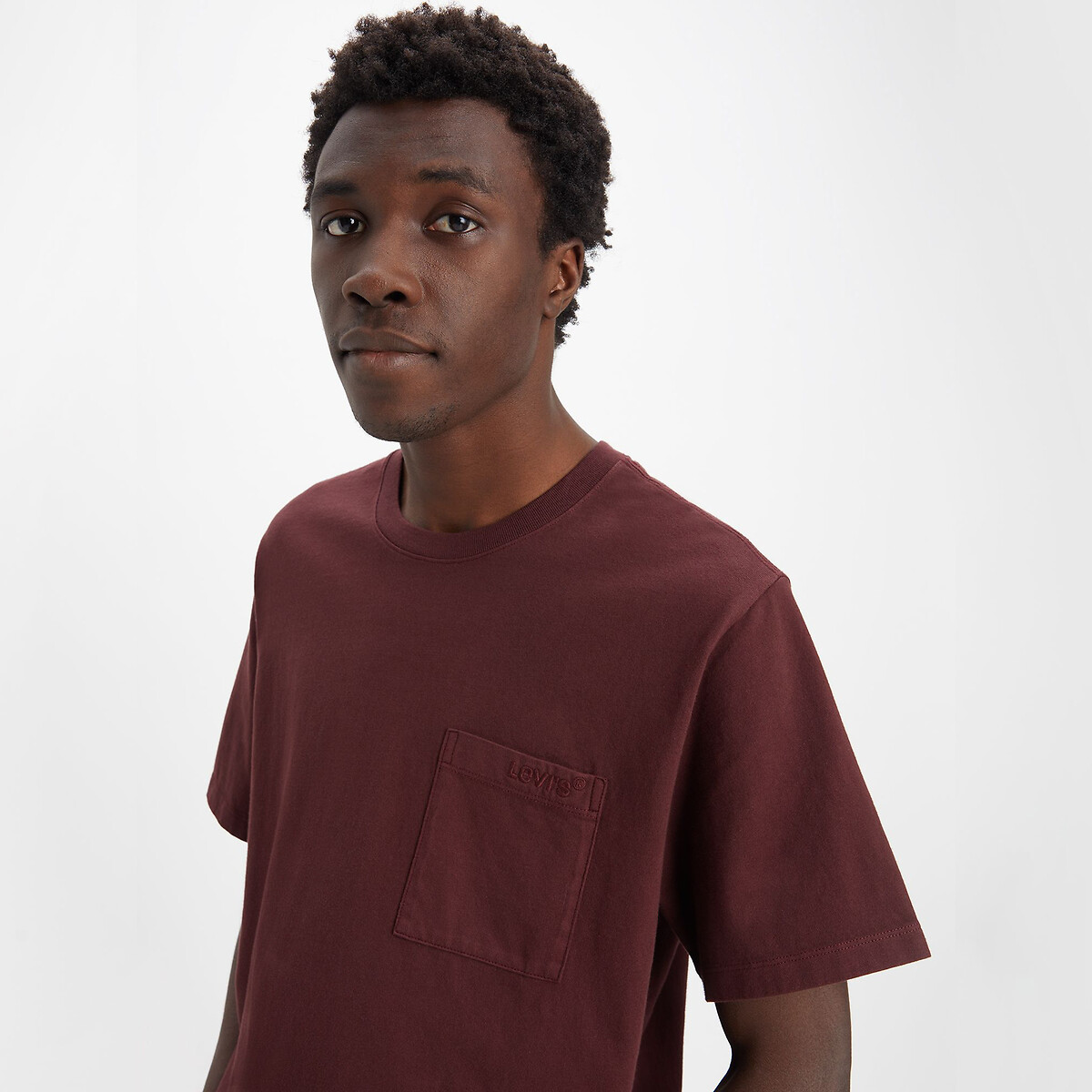Camiseta folgada Levi's com gola redonda e bolso no peito.