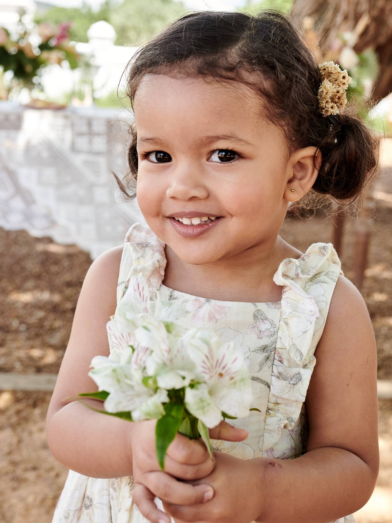 Vestido infantil em chiffon de algodão cru com estampa floral.