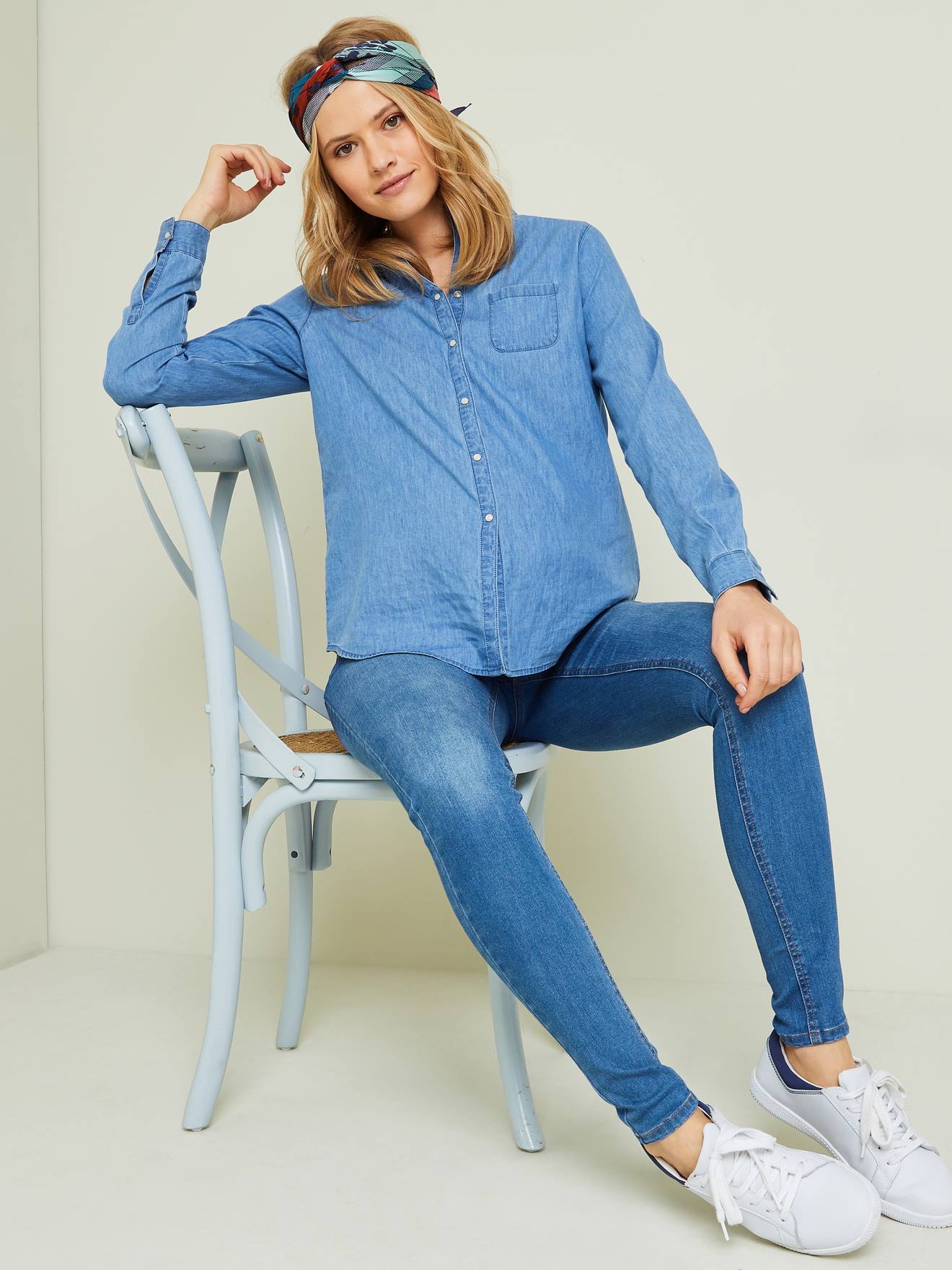Camisa de maternidade e amamentação em denim azul escuro.