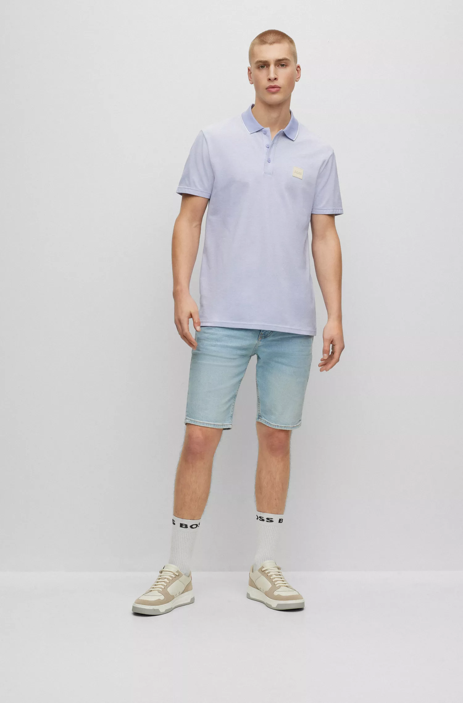 Shorts BOSS laranja com modelagem afunilada em jeans elástico para maior conforto.