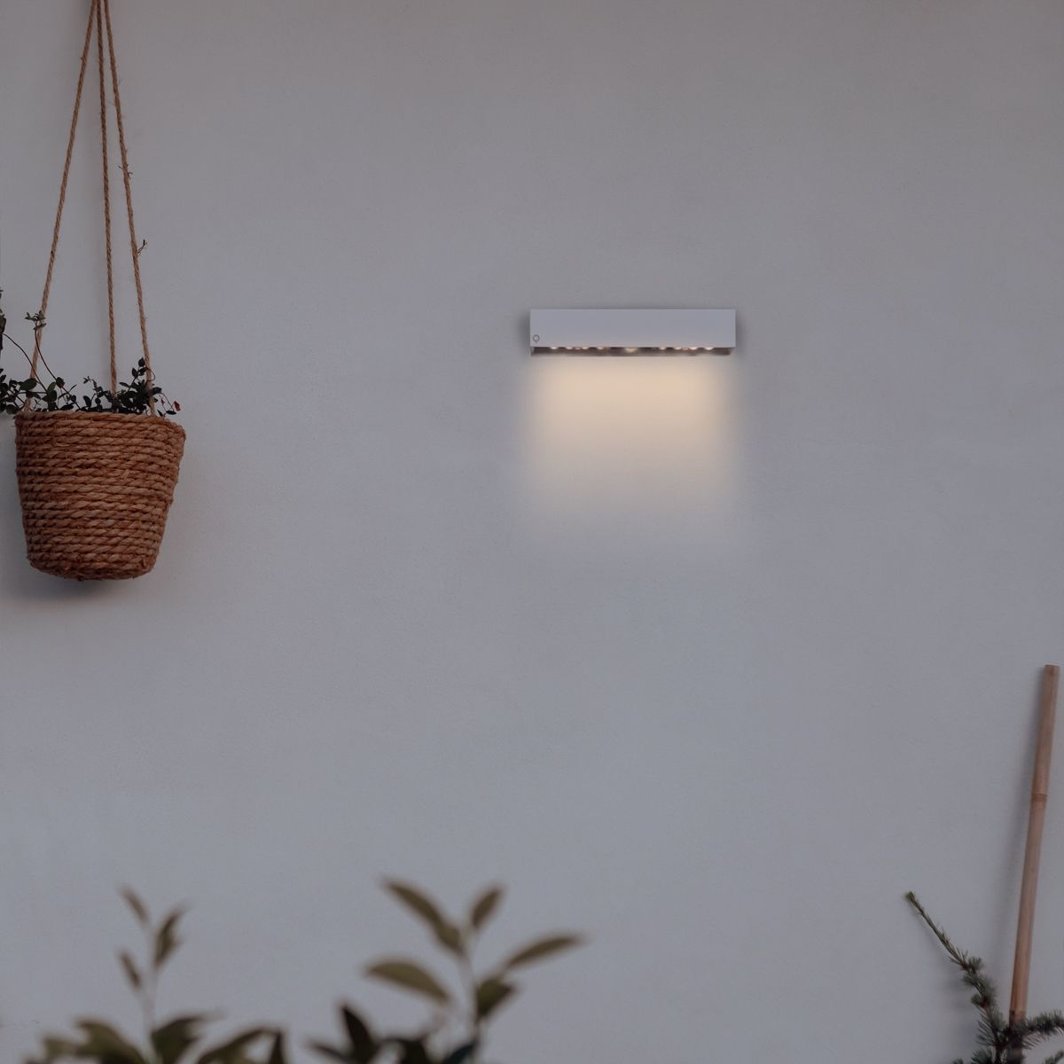 Buiten wandlamp wit met dimlicht en sensor op solar - Kayo