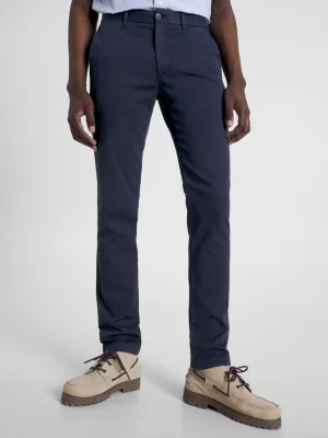 Calças chino slim fit tingidas em peça da Bleecker