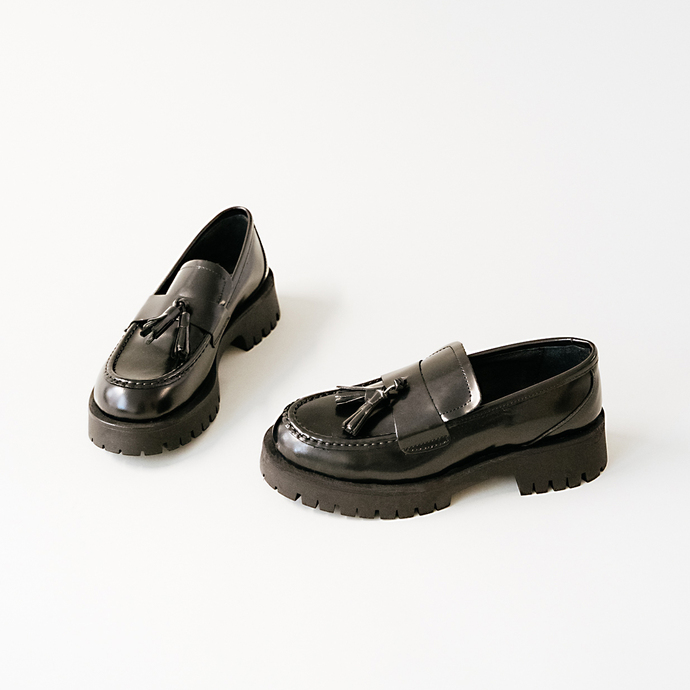 Mocassins à semelles crantées et glands  en cuir glacé noir