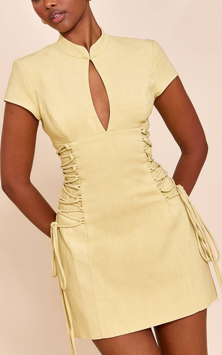 Pale Lime Robe Évasée PLT Label Avec Col Montant Ajusté Et Laçage
