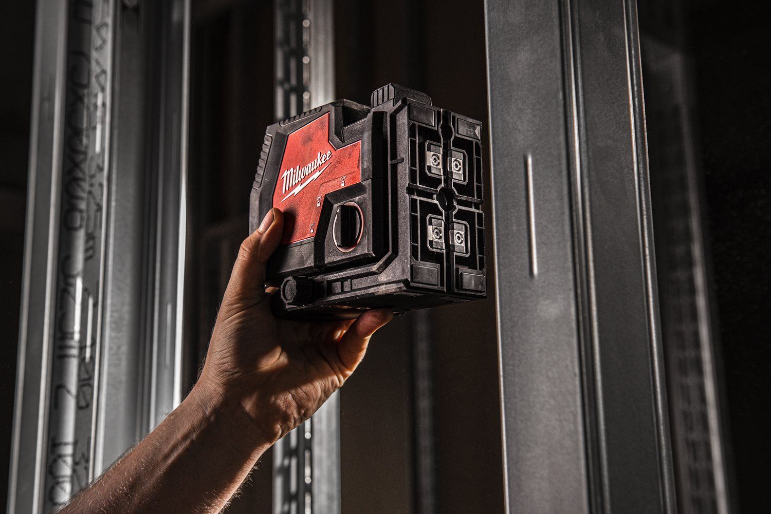 Milwaukee L4 CLLP-301C Punt- en kruislijnlaser groen REDLITHIUM™ 3.0Ah USB batterij in koffer - 4933478099