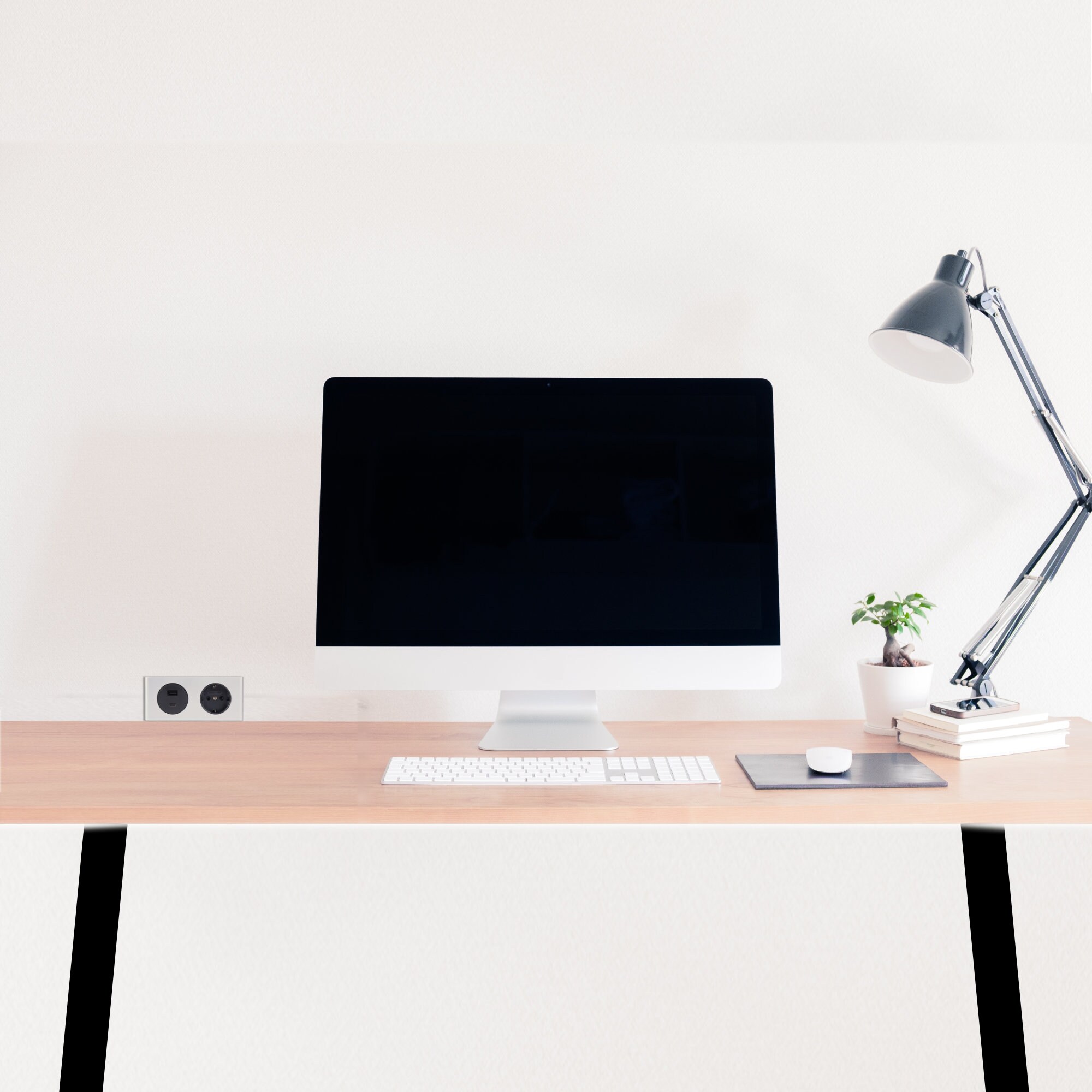 kalb | 2-fach Steckdosenleiste zur Montage, 1x 230V und 2x USB Steckdosen, 140x46x62.5 mm, Anschlusskabel mit Stecker, silber