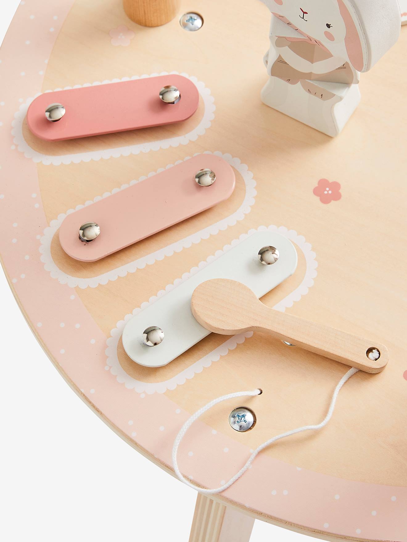 Mesa de atividades Attic em madeira lisa bege escura com certificação FSC® e detalhes decorativos.