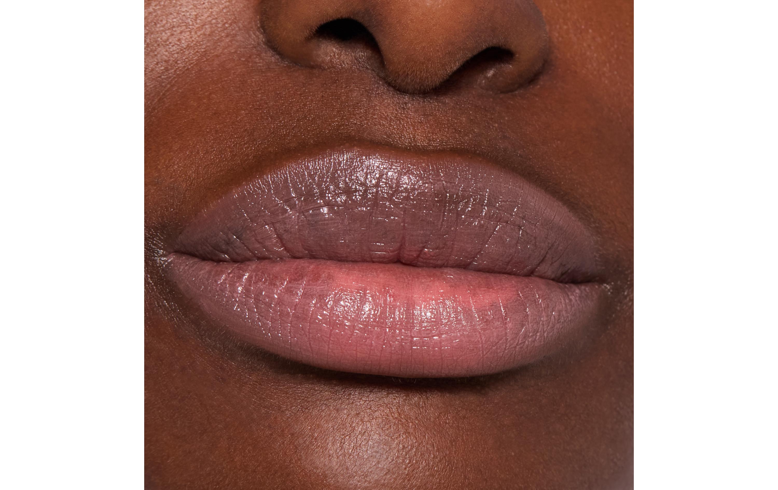Lip Gloss Care In Colours 070 GirlbossFarbiger Lippenbalsam in einem hellen Korallen-Pink für glänzende und mit Feuchtigkeit versorgte Lippen