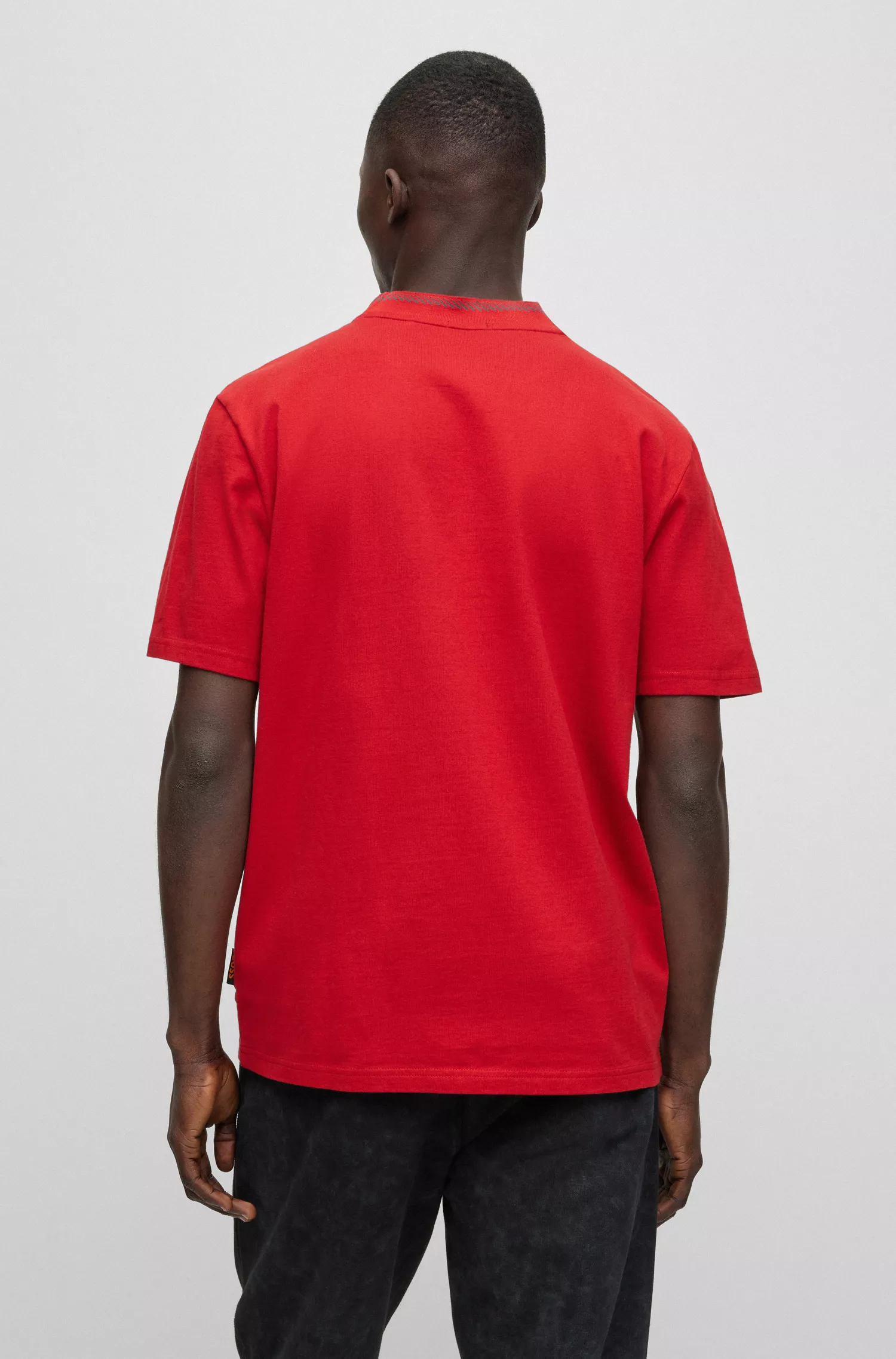 Camiseta BOSS laranja, modelagem relaxada, em malha de algodão com gola detalhada.
