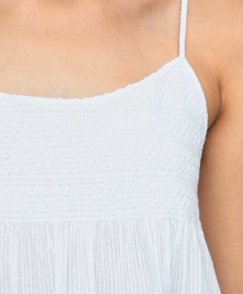 Camisola curta com pregas e alças.