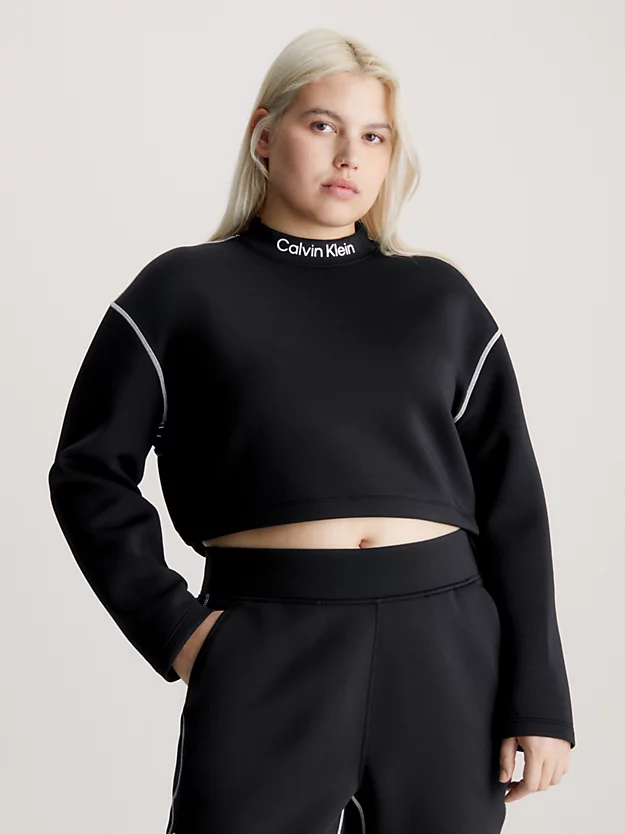 Top cropped com gola alta e logo