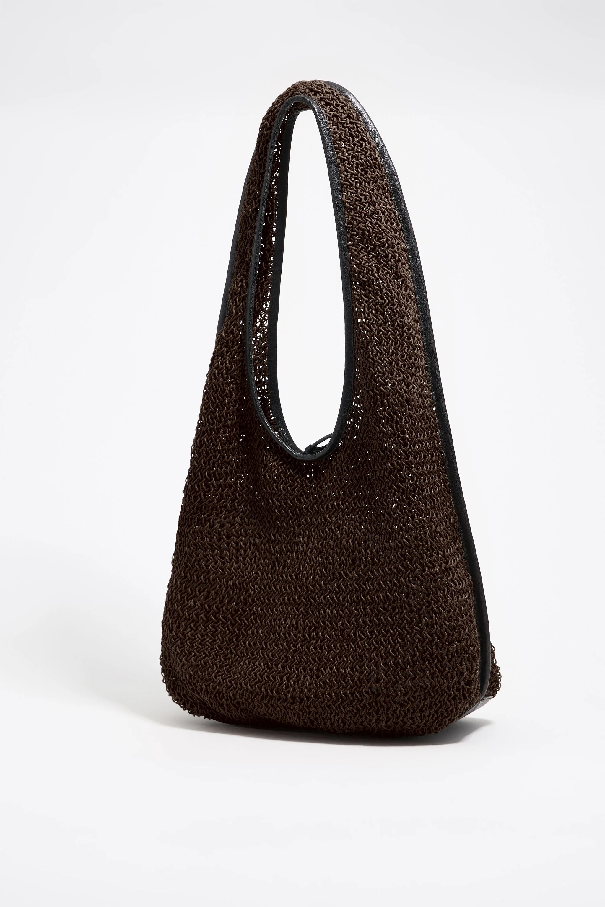 Bolsa de ombro de papel trançado cor chocolate