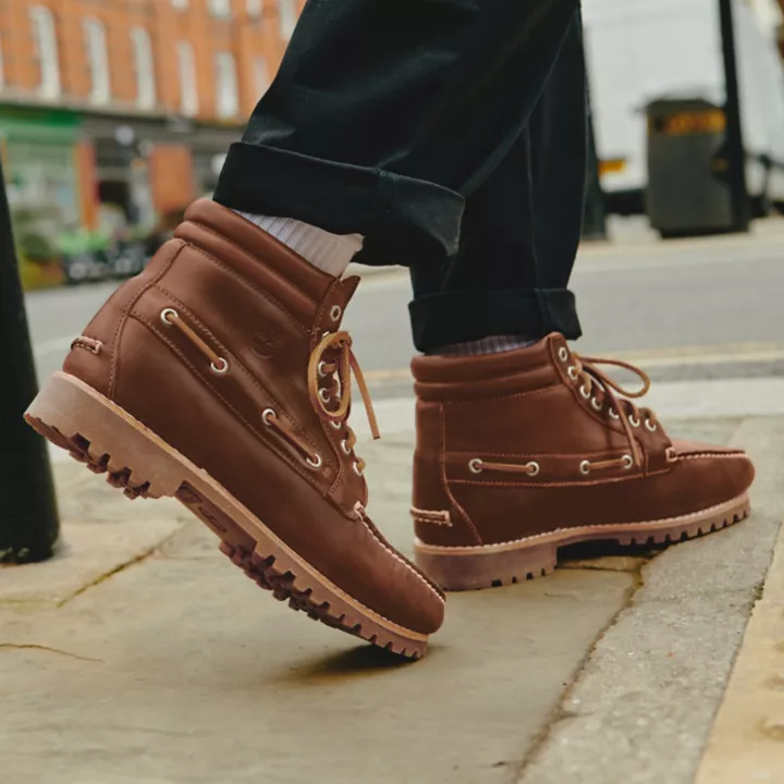Bota Timberland Authentic Chukka de 7 ilhós para homem, na cor marrom.