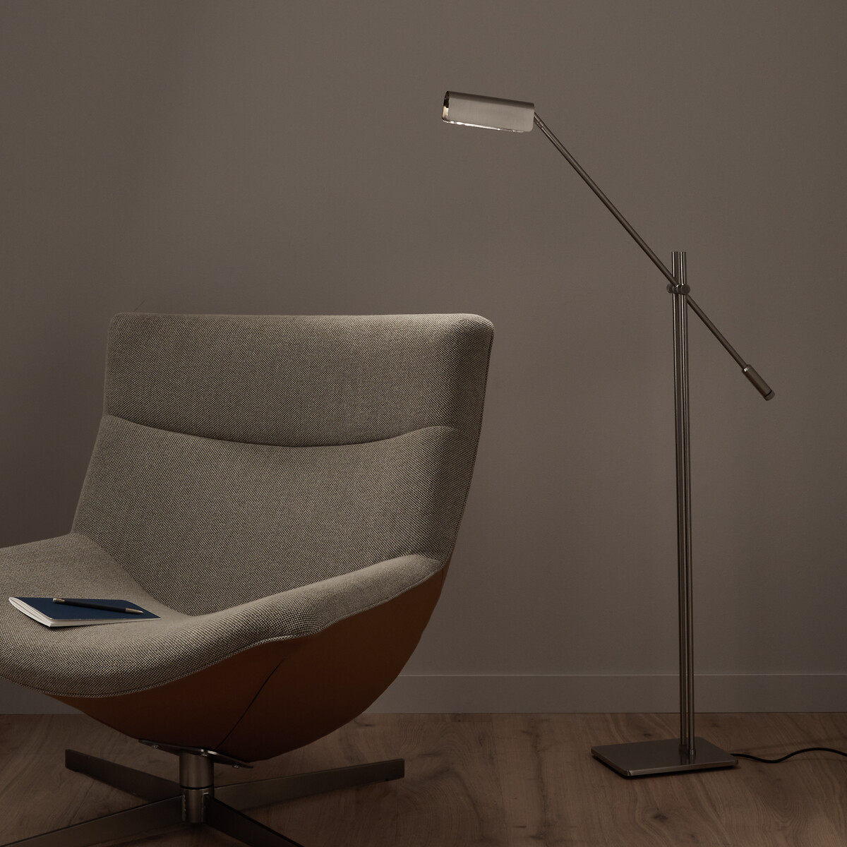 AM.PM<br>Luminária de chão articulada, luminária de leitura, níquel acetinado, Phili