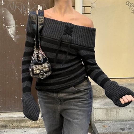 Trisica - Gestreepte trui met vetersluiting en off-shouldermotief