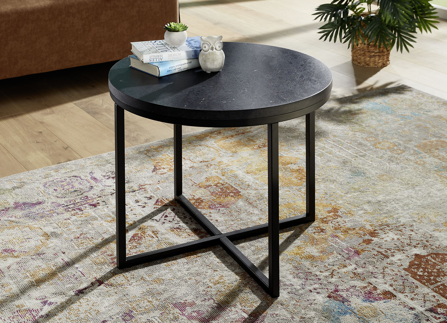 Runder Couchtisch mit schwarzem Metallgestell