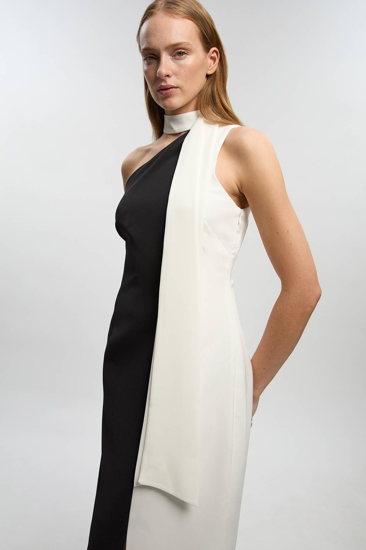 KarenMillen Robe Midi Ajustée Douce à Blocs de Couleur avec Nœud